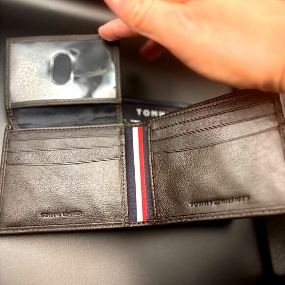 Tommy Hilfiger Mens Genuine Leather Bifold Wallet 31HP220118 with ID Window NIB - Picture 9 of 16